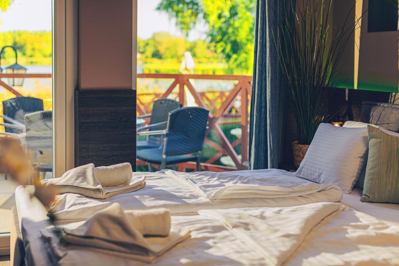 Hotel Mártoni Csárda és *