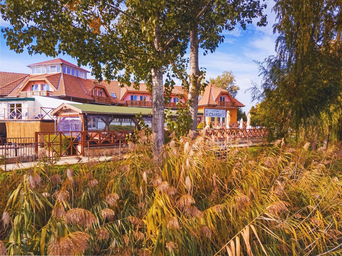 Hotel Mártoni Csárda és *