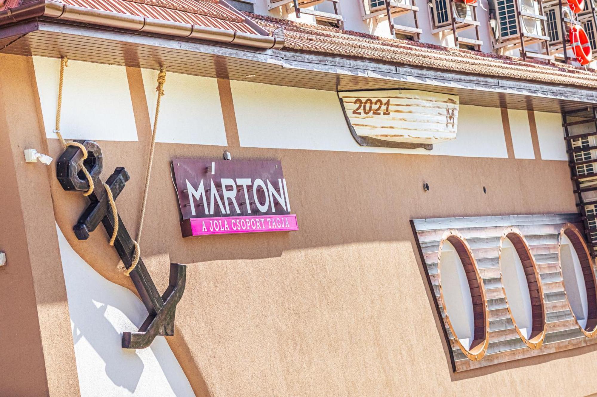Hotel Mártoni Csárda és *